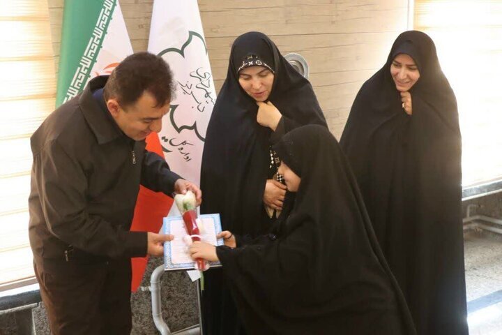 تجلیل از فرزندان دختر شهدای جنگ رمضان در تبریز تجلیل از فرزندان دختر شهدای جنگ رمضان در تبریز