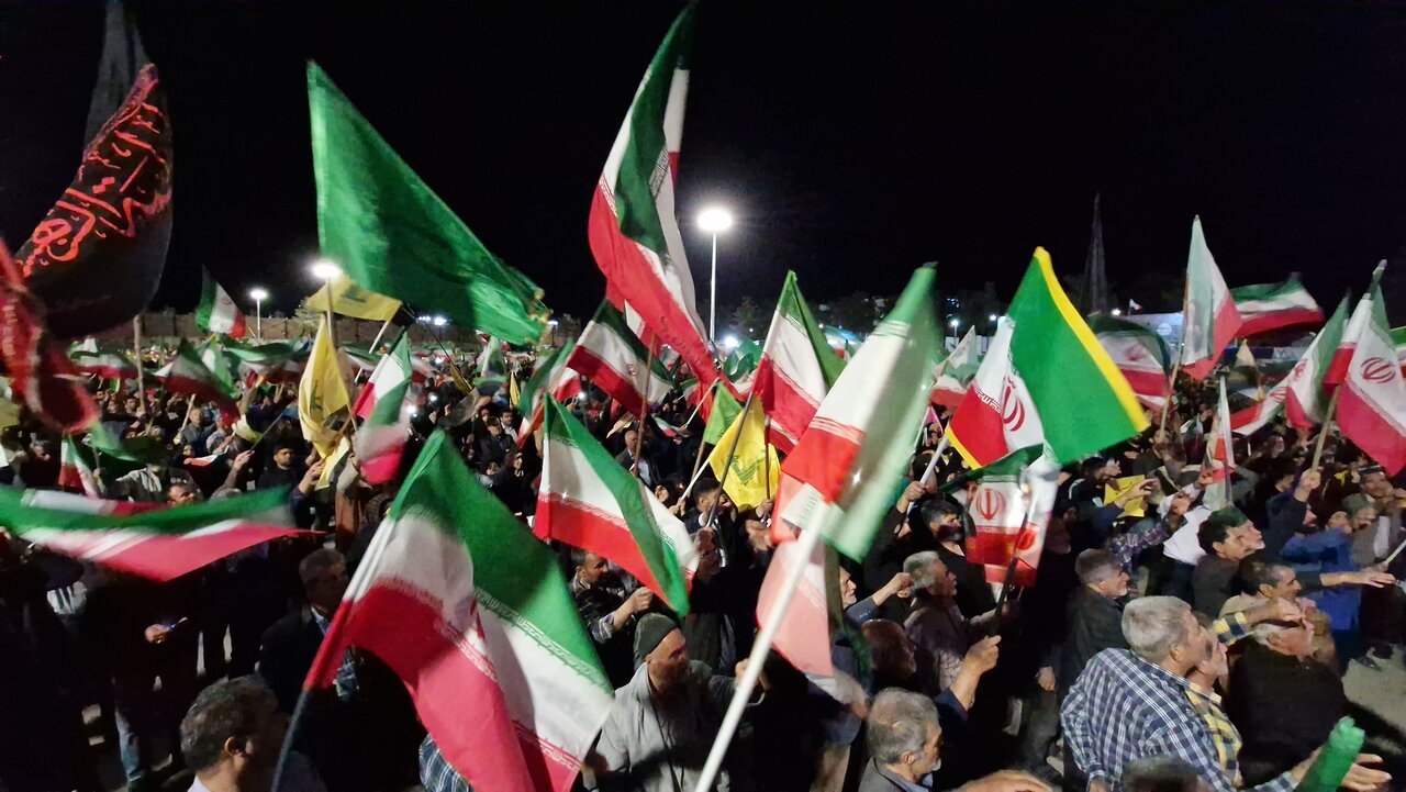 رجز خوانی حماسی و دمام زنی مردم سرایان در اجتماع شبانه