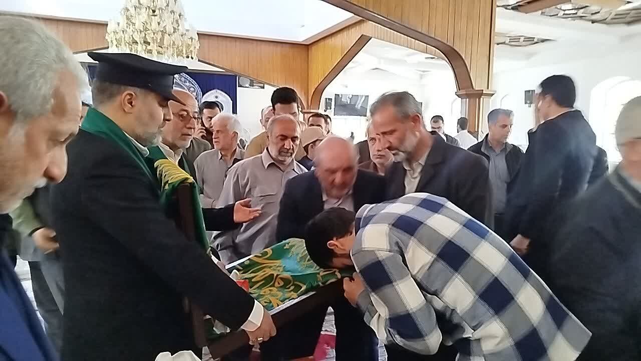 حضور کاروان «زیر سایه خورشید» در حرم مطهر شهدای آستانه اشرفیه حضور کاروان «زیر سایه خورشید» در حرم مطهر شهدای آستانه اشرفیه