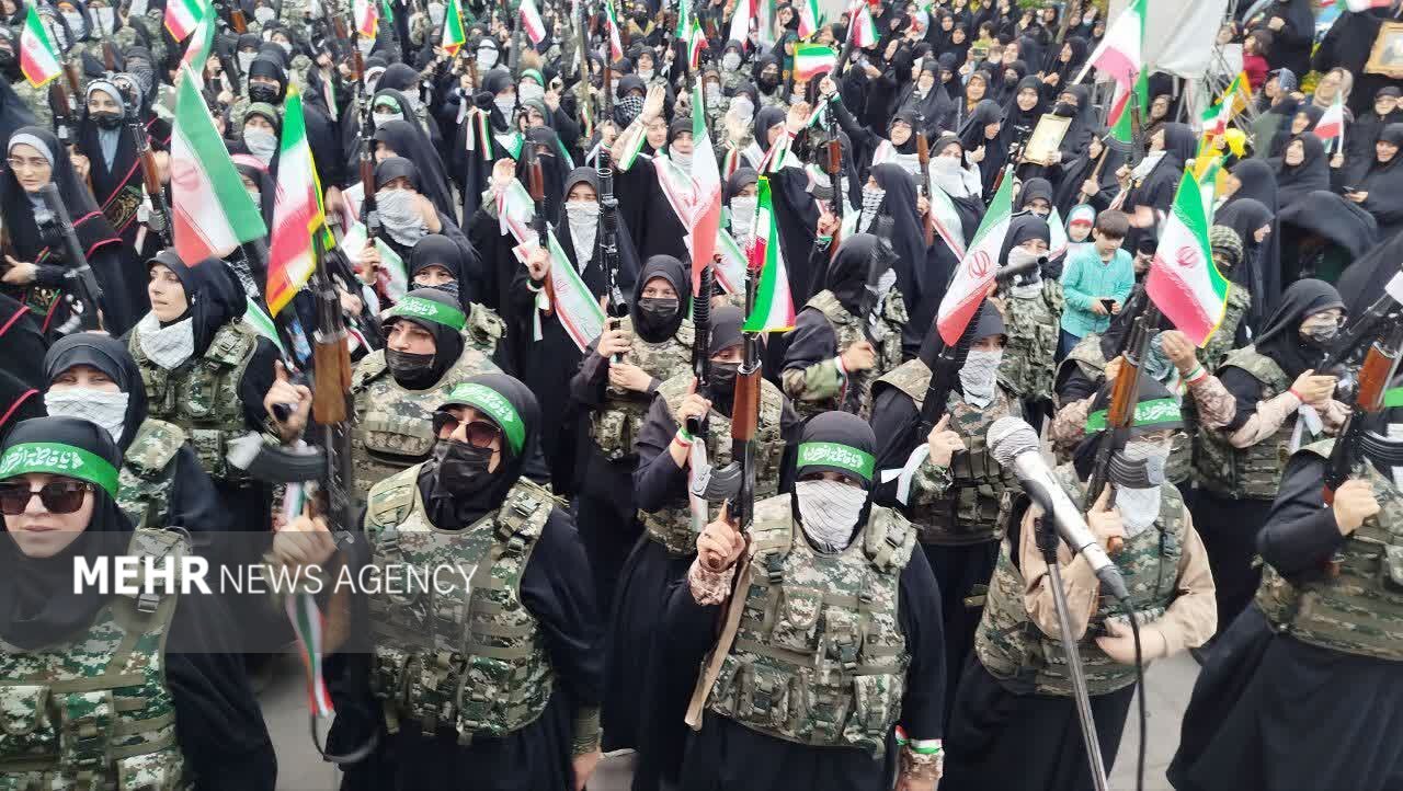 روایت مهر از حضور بانوان گیلانی در رژه «دختران جانفدا»
