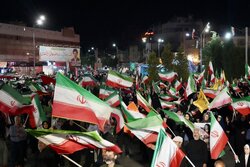 تداوم میدان داری مردم کرمان در شب هشتاد و دوم