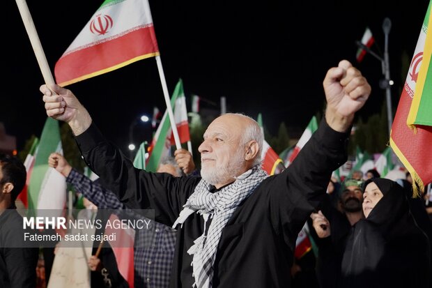 جشن دهه کرامت و اجتماع مردمی در میدان آزادی کرمان