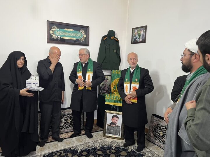 حضور خادمان حامل پرچم متبرک رضوی در منزل شهید &laquo;مهدی حیدری&raquo;