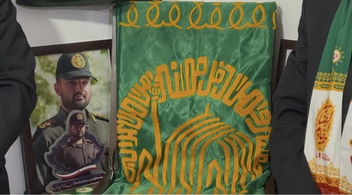 حضور خادمان حامل پرچم متبرک رضوی در منزل شهید «مهدی حیدری»