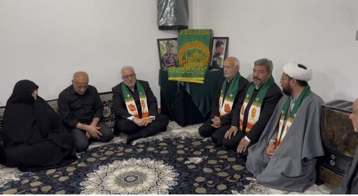 حضور خادمان حامل پرچم متبرک رضوی در منزل شهید &laquo;مهدی حیدری&raquo;
