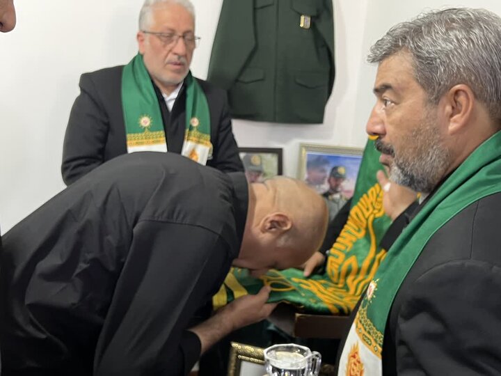 حضور خادمان حامل پرچم متبرک رضوی در منزل شهید &laquo;مهدی حیدری&raquo;