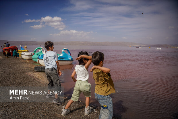 دریاچه صورتی رنگ مهارلو شیراز