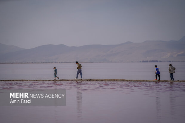 دریاچه صورتی رنگ مهارلو شیراز