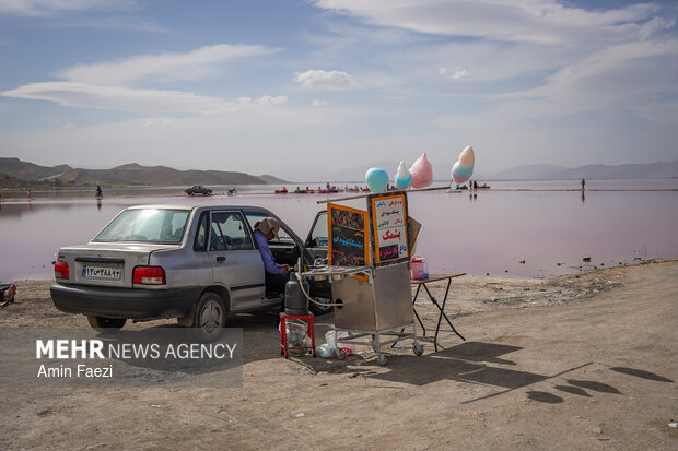 دریاچه صورتی رنگ مهارلو شیراز
