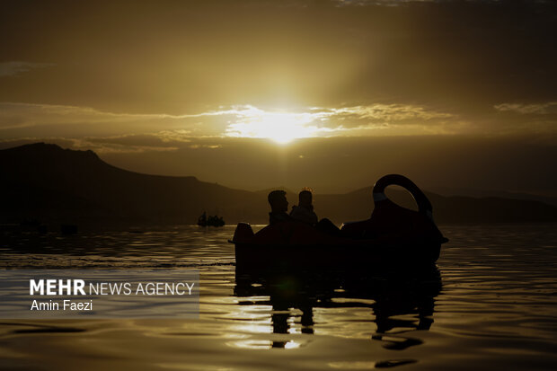 دریاچه صورتی رنگ مهارلو شیراز