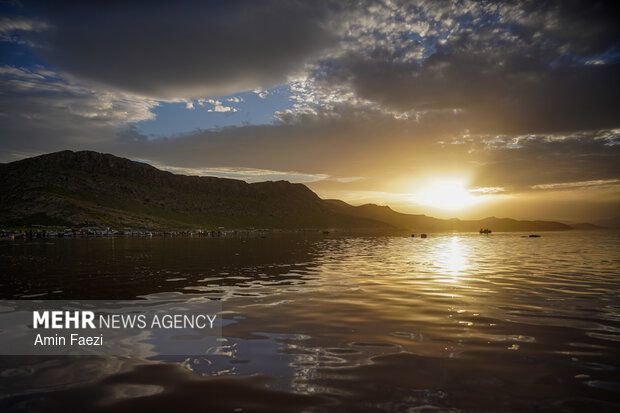 دریاچه صورتی رنگ مهارلو شیراز