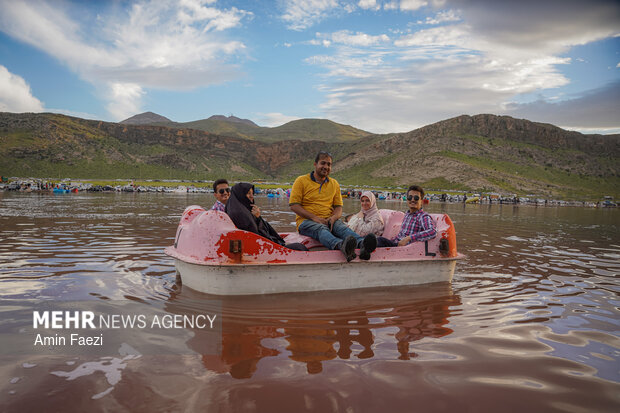 دریاچه صورتی رنگ مهارلو شیراز