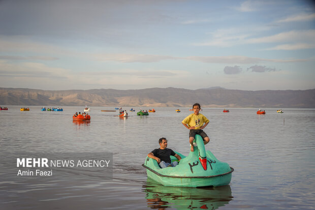 دریاچه صورتی رنگ مهارلو شیراز