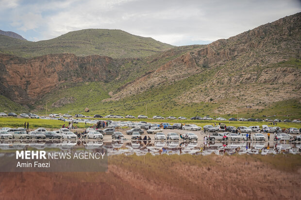 دریاچه صورتی رنگ مهارلو شیراز