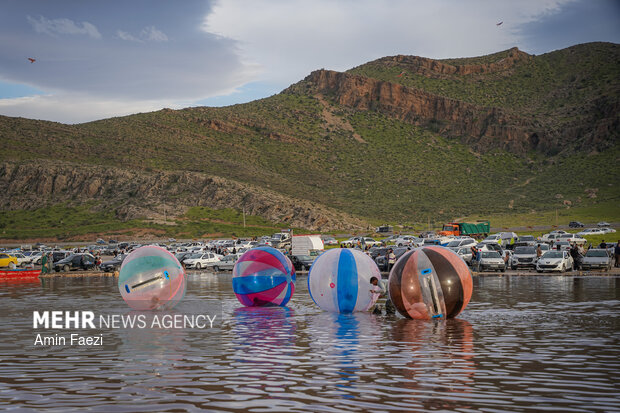 دریاچه صورتی رنگ مهارلو شیراز