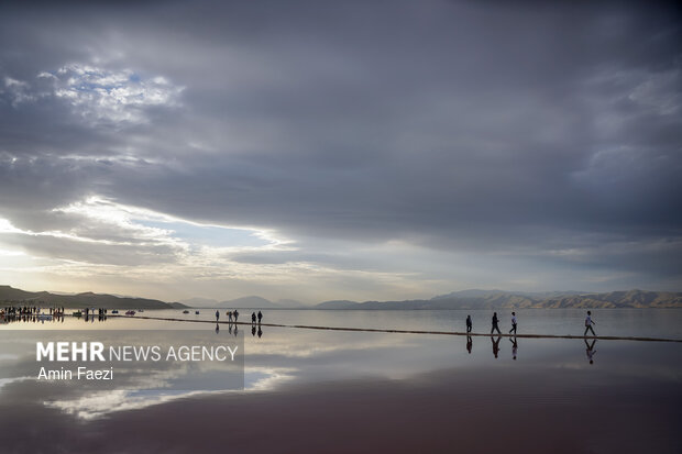 دریاچه صورتی رنگ مهارلو شیراز