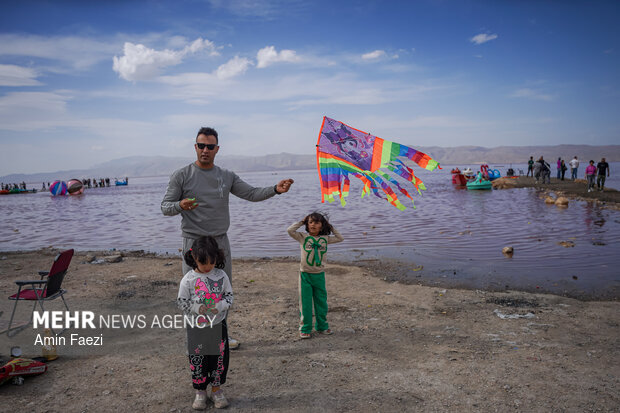 دریاچه صورتی رنگ مهارلو شیراز