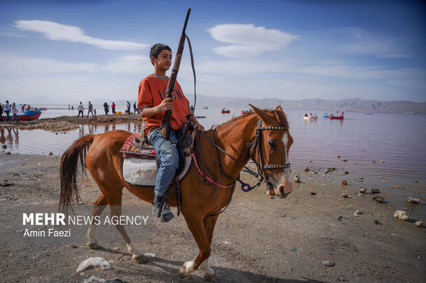 دریاچه صورتی رنگ مهارلو شیراز