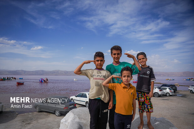 دریاچه صورتی رنگ مهارلو شیراز