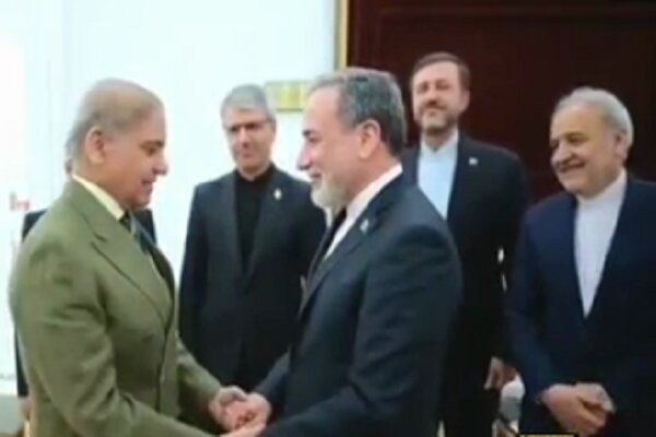  عراقجي یلتقی برئيس الوزراء الباكستاني