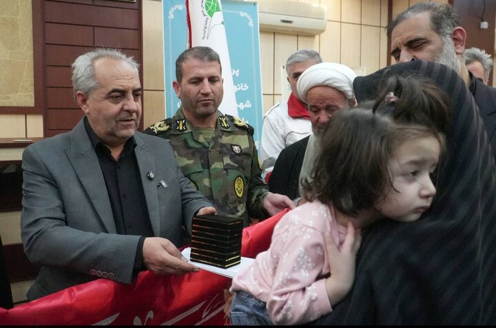 تجلیل از خانواده شهدای جنگ تحمیلی سوم در تبریز