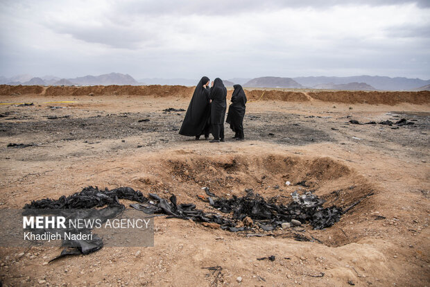 People convene at US failed op. venue against Iran in Isfahan
