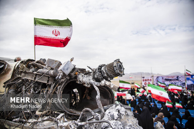 تجمع مردمی در محل شکست عملیات آمریکایی- صهیونیستی در جنگ رمضان در اصفهان