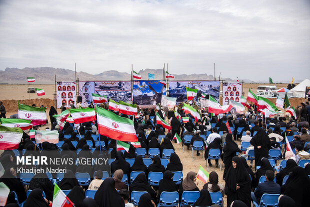 People convene at US failed op. venue against Iran in Isfahan
