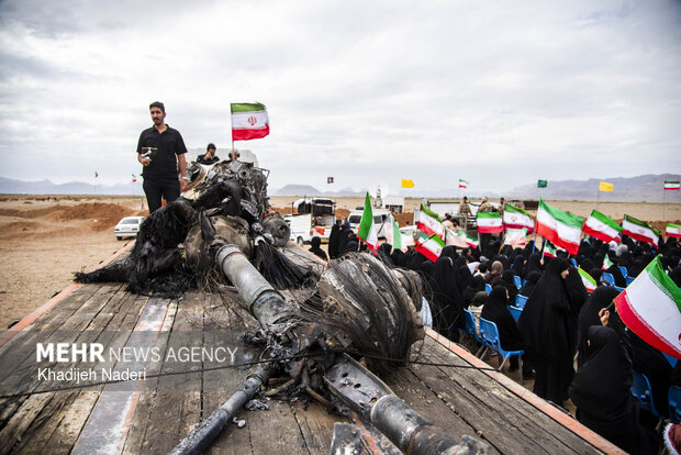 تجمع مردمی در محل شکست عملیات آمریکایی- صهیونیستی در جنگ رمضان در اصفهان