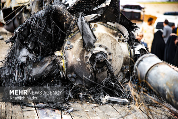 تجمع مردمی در محل شکست عملیات آمریکایی- صهیونیستی در جنگ رمضان در اصفهان