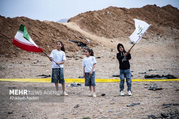 تجمع مردمی در محل شکست عملیات آمریکایی- صهیونیستی در جنگ رمضان در اصفهان
