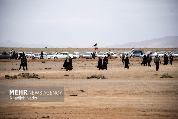 People convene at US failed op. venue against Iran in Isfahan
