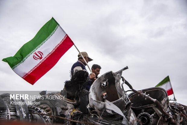 تجمع مردمی در محل شکست عملیات آمریکایی- صهیونیستی در جنگ رمضان در اصفهان