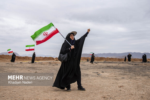 تجمع مردمی در محل شکست عملیات آمریکایی- صهیونیستی در جنگ رمضان در اصفهان