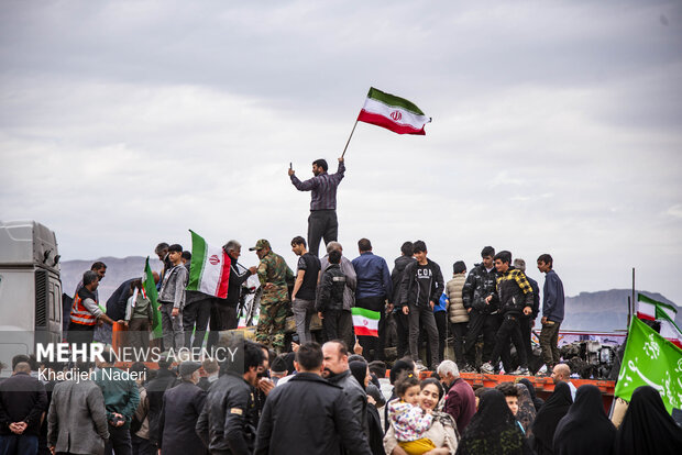 تجمع مردمی در محل شکست عملیات آمریکایی- صهیونیستی در جنگ رمضان در اصفهان
