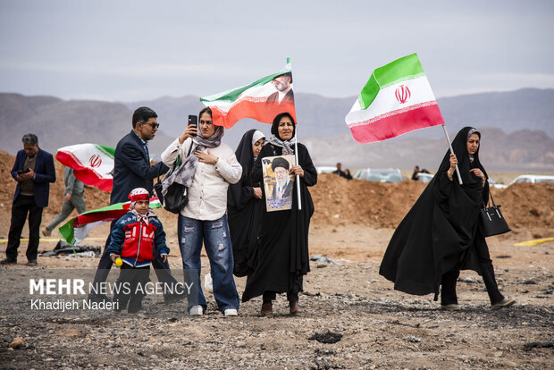 تجمع مردمی در محل شکست عملیات آمریکایی- صهیونیستی در جنگ رمضان در اصفهان