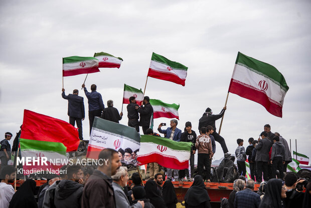 تجمع مردمی در محل شکست عملیات آمریکایی- صهیونیستی در جنگ رمضان در اصفهان