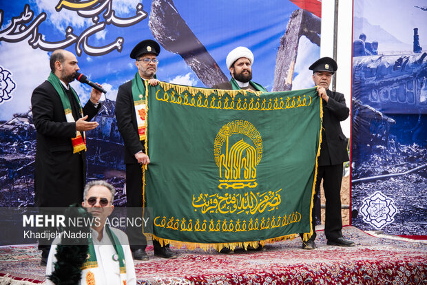 People convene at US failed op. venue against Iran in Isfahan
