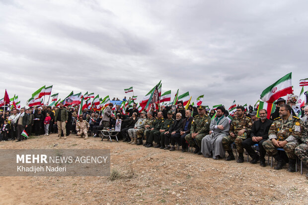 People convene at US failed op. venue against Iran in Isfahan
