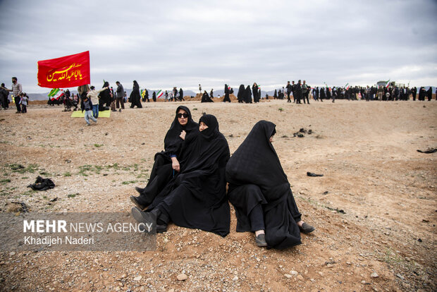 تجمع مردمی در محل شکست عملیات آمریکایی- صهیونیستی در جنگ رمضان در اصفهان