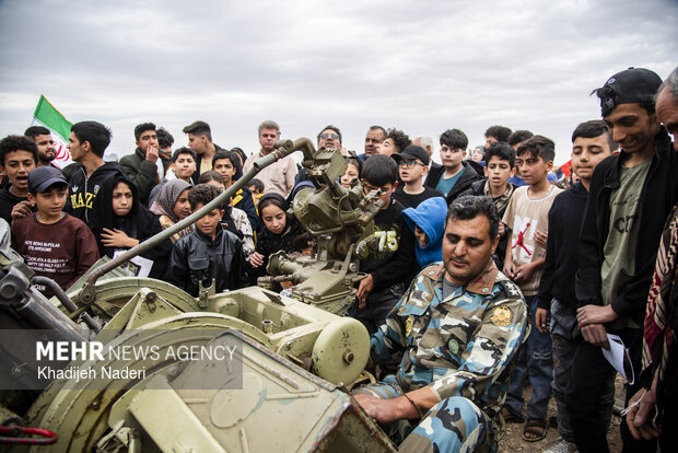 تجمع مردمی در محل شکست عملیات آمریکایی- صهیونیستی در جنگ رمضان در اصفهان