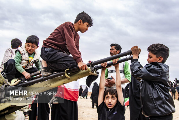 تجمع مردمی در محل شکست عملیات آمریکایی- صهیونیستی در جنگ رمضان در اصفهان
