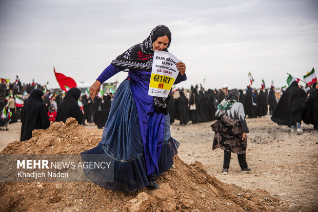 تجمع مردمی در محل شکست عملیات آمریکایی- صهیونیستی در جنگ رمضان در اصفهان