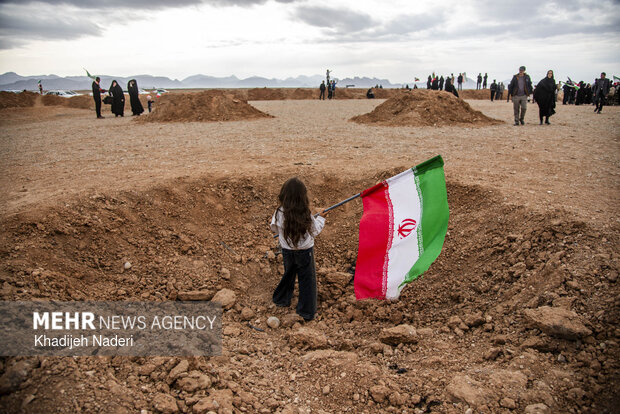 People convene at US failed op. venue against Iran in Isfahan
