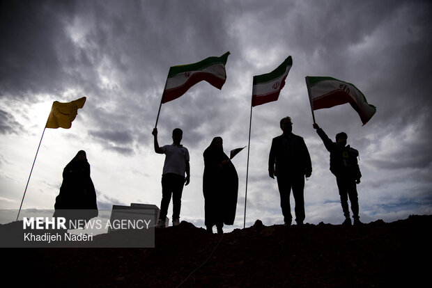 تجمع مردمی در محل شکست عملیات آمریکایی- صهیونیستی در جنگ رمضان در اصفهان