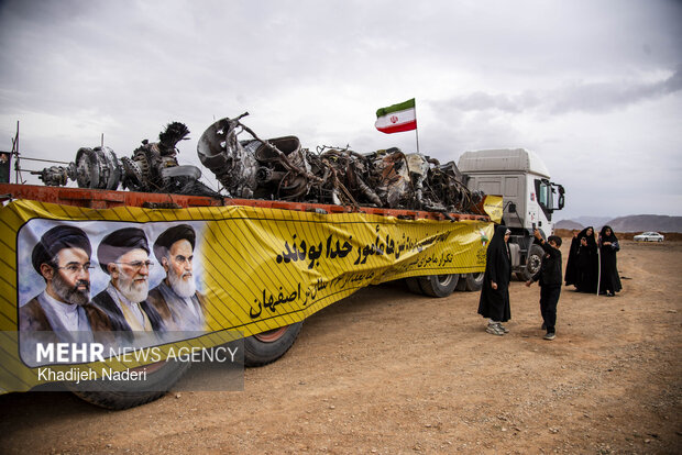 تجمع مردمی در محل شکست عملیات آمریکایی- صهیونیستی در جنگ رمضان