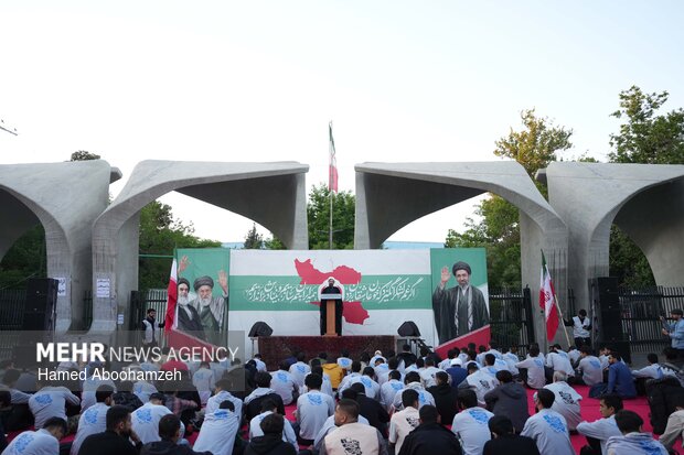 Iran students renew allegiance with ideals of martyred Leader
