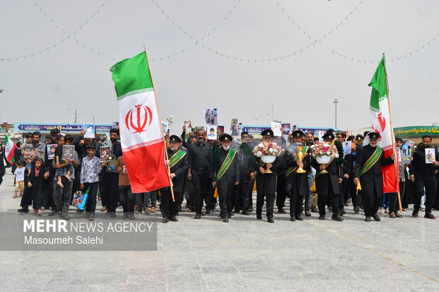 از میناب تا مشهد هم قدم با خانواده شهدای دانش آموز میناب