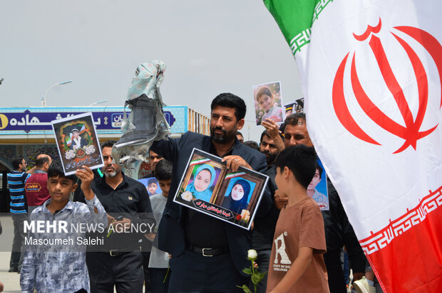 از میناب تا مشهد هم قدم با خانواده شهدای دانش آموز میناب