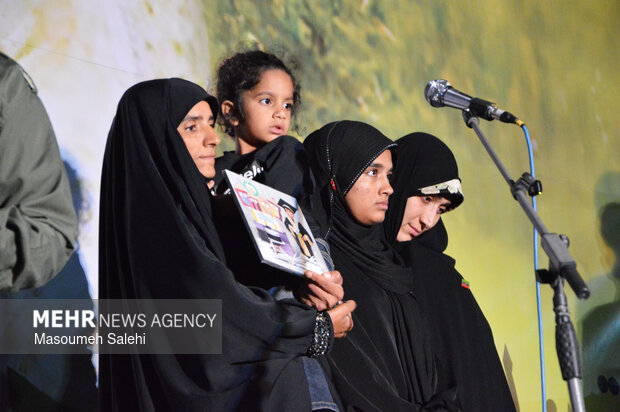 از میناب تا مشهد هم قدم با خانواده شهدای دانش آموز میناب